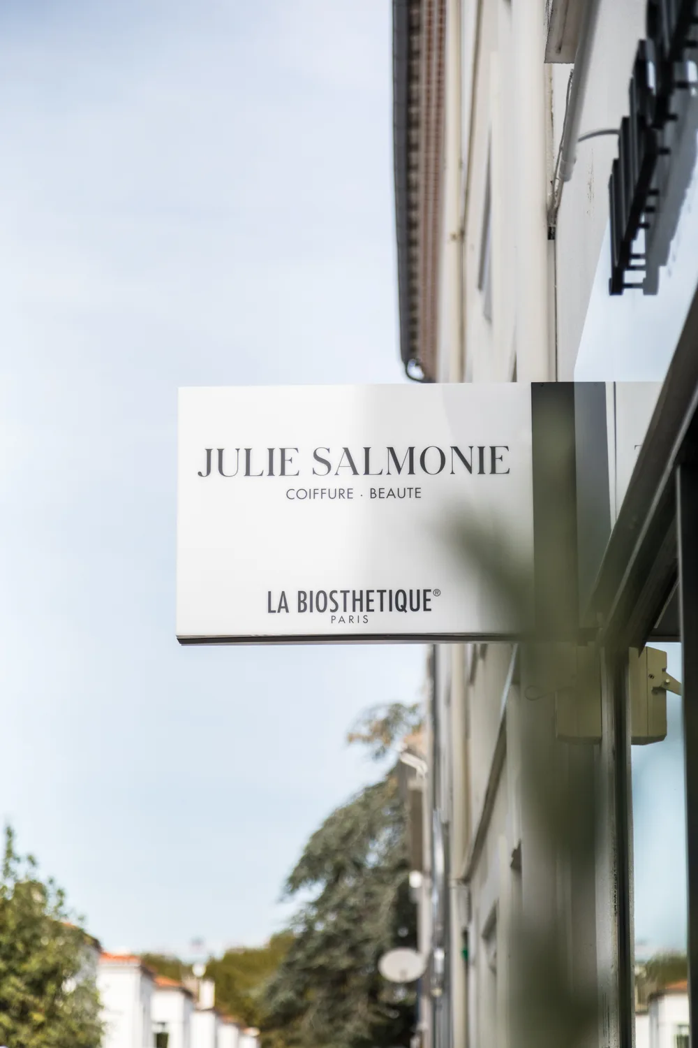L'enseigne du salon Julie Salmonie, partenaire La Biosthétique Paris, dans la rue à Royan